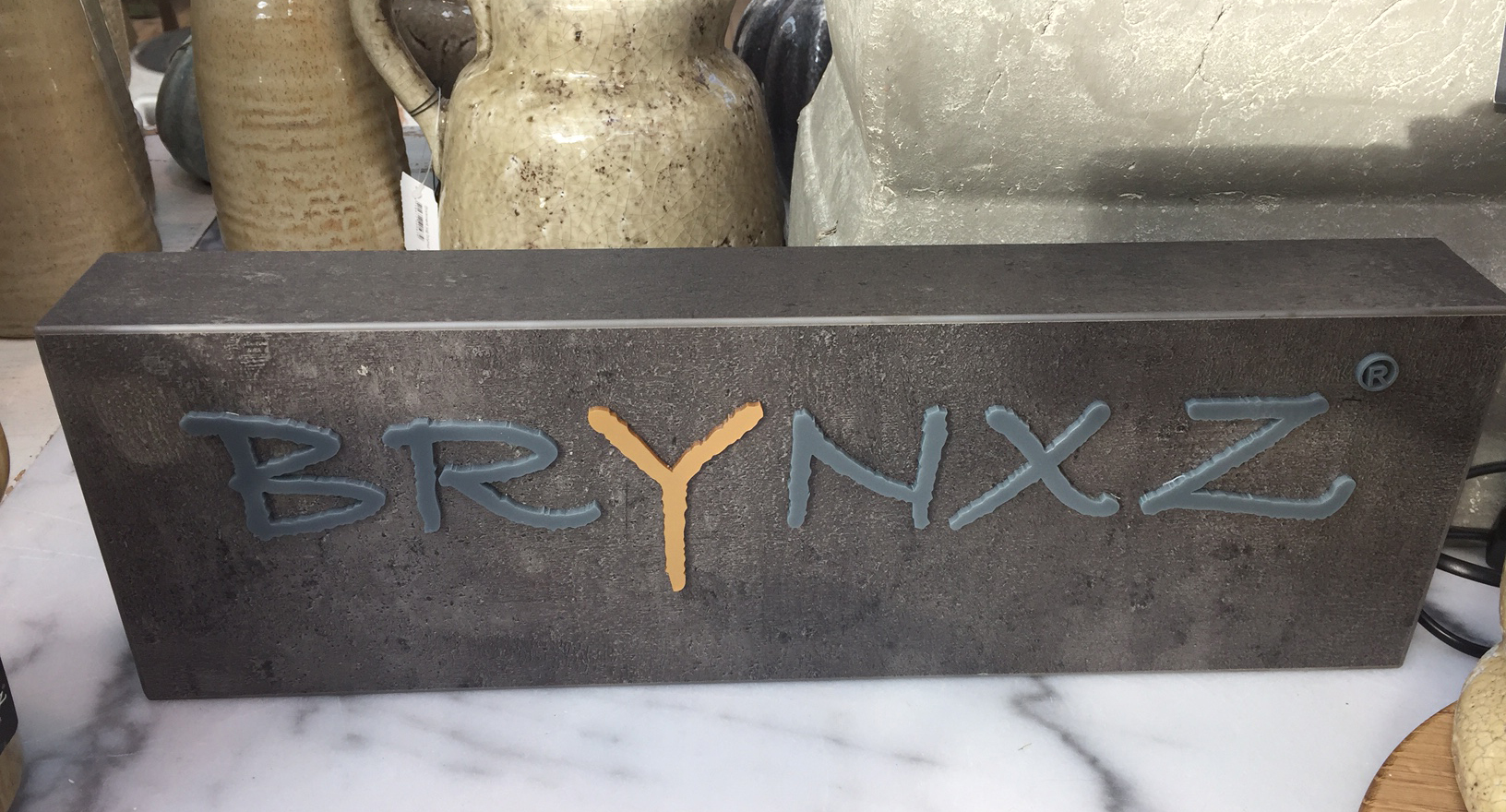Modulair winkelconcept Brynxz, merksigning op betonblok