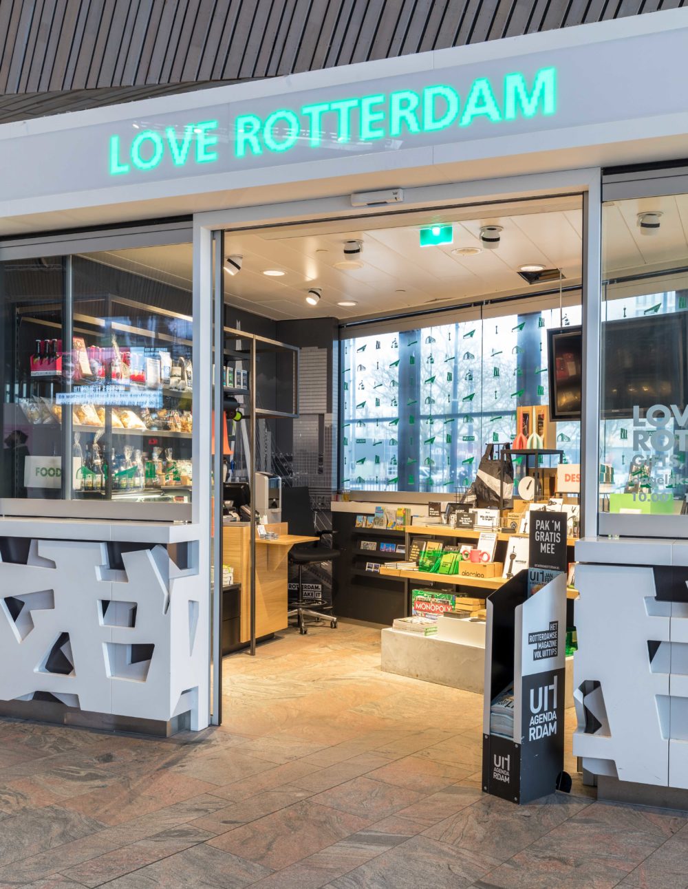 Centraal Station Rotterdam, Love Rotterdam, #loverotterdam, winkelconcept, citymarketing, presentatietafel, visual merchandise